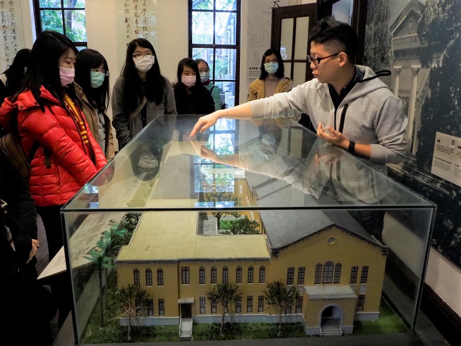 1091217薛理桂教授帶領研究生參訪臺灣大學校史館及自動化書庫